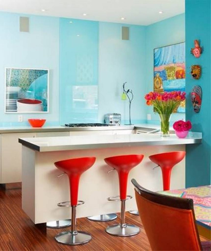 Cozinha azul com bancos em vermelho