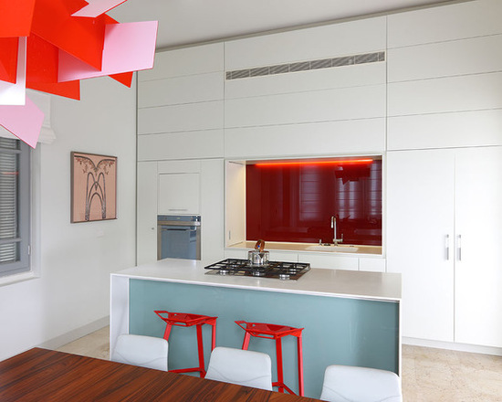 Cozinha azul com detalhes em vermelho