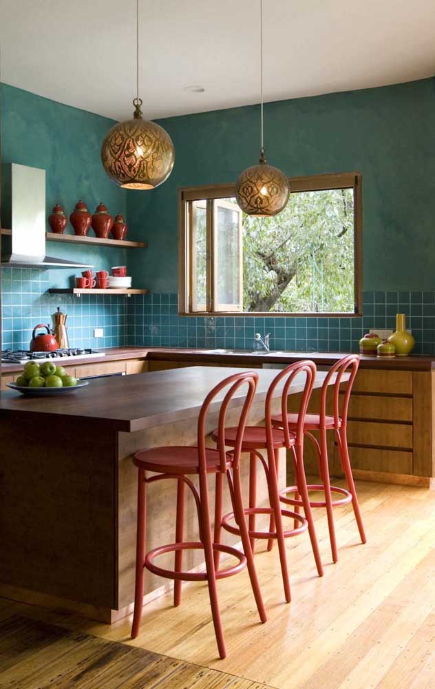 Cozinha azul com tons de madeira