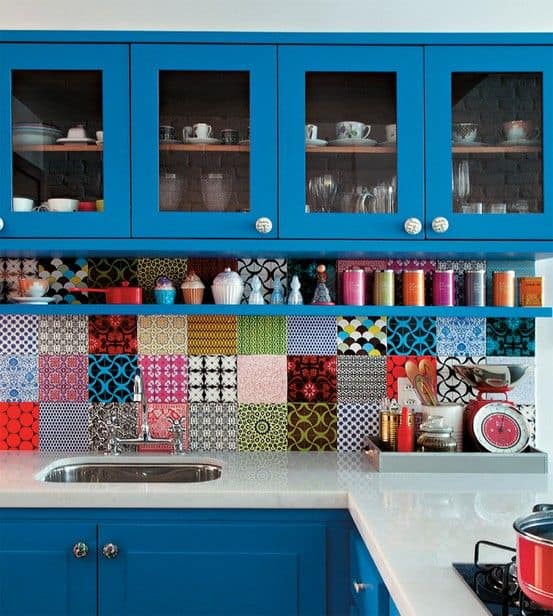Cozinha azul forte com ladrilhos coloridos