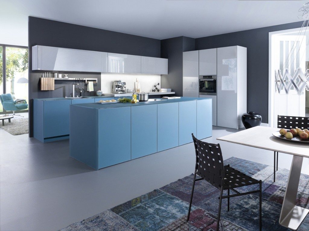 Cozinha azul fraco com azul acinzentado