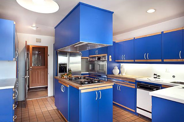 Cozinha azul nos móveis colocados nela