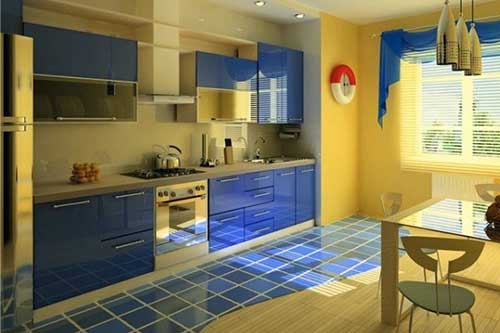 Mistura de azul no piso e amarelo nas paredes da cozinha