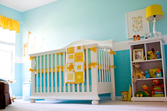 quarto de bebe azul turquesa e amarelo