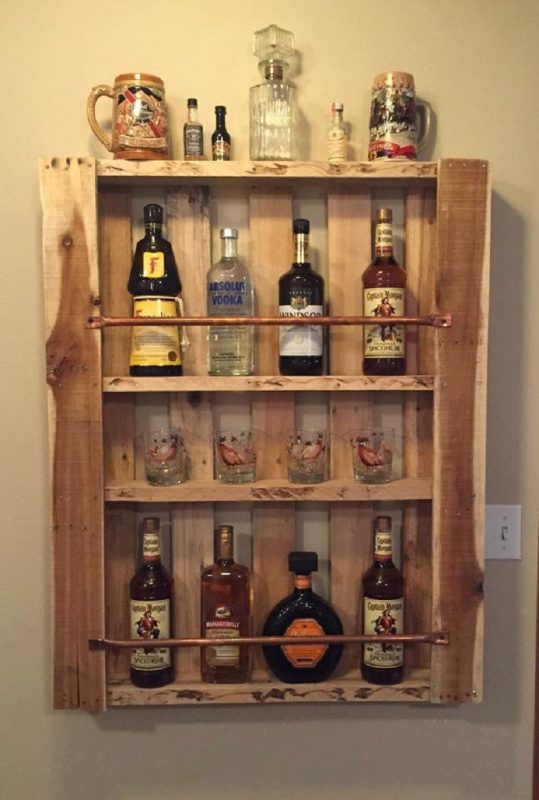 bar colocado na parede com garrafas lindas e ornamentadas