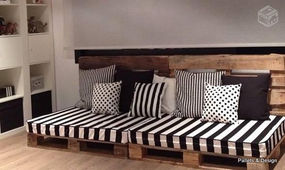 sofa de pallet preto e branco com listras