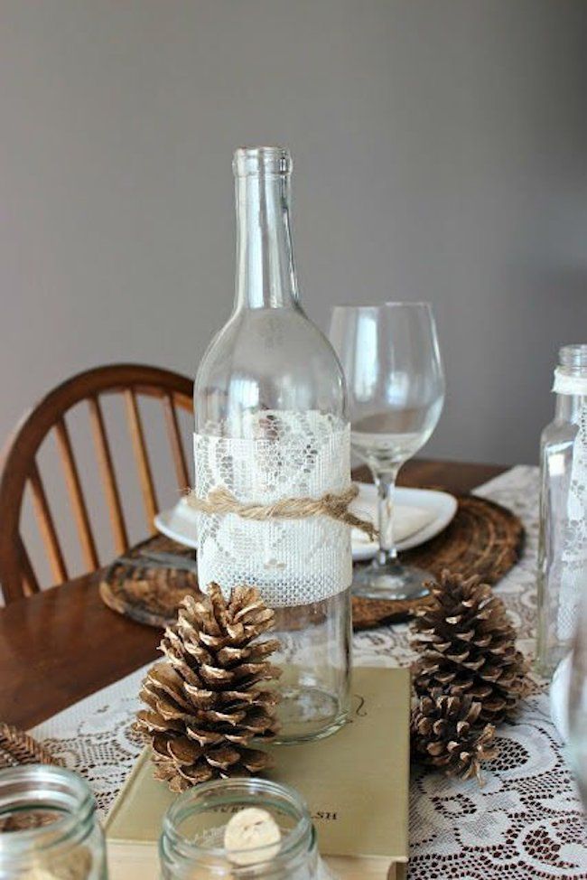 Usando garrafas com pinhas para decoração de mesa de natal