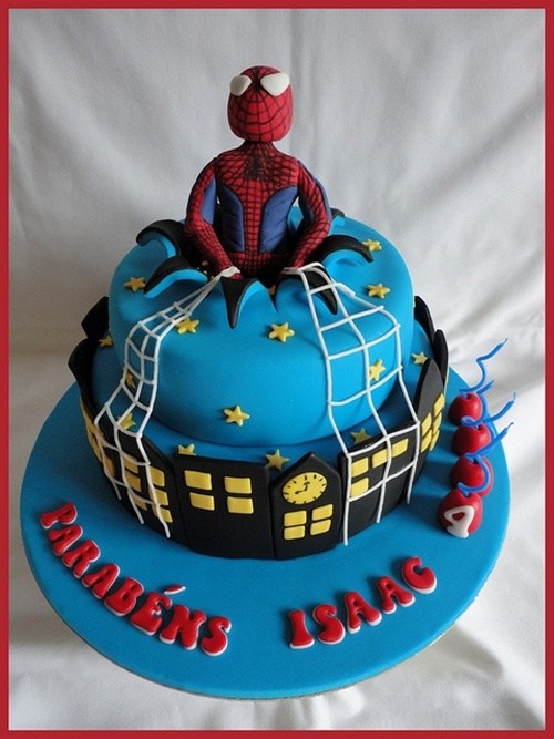 Homem aranha encenando sair do bolo de aniversario muito criativo