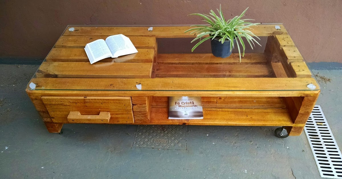 pequena mesa com gaveta toda feita com madeira