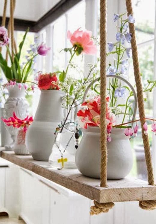 Vazos suspensos com flores delicadas