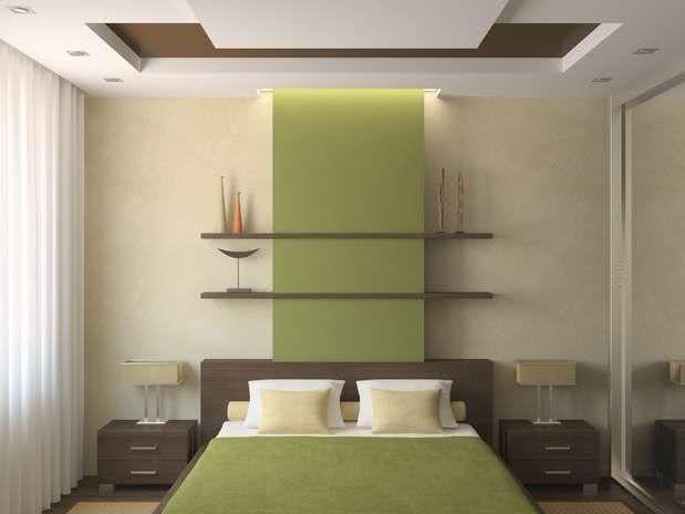 marrom nas estantes e verde na cama e na parede