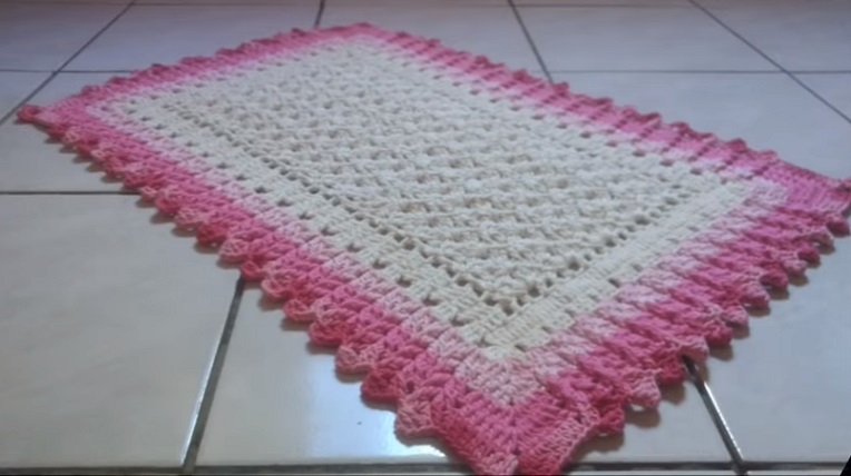tapete para o chão da pia com bordas em rosa e centro embranco