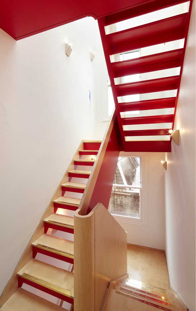 usando a cor vermelha nas escadas