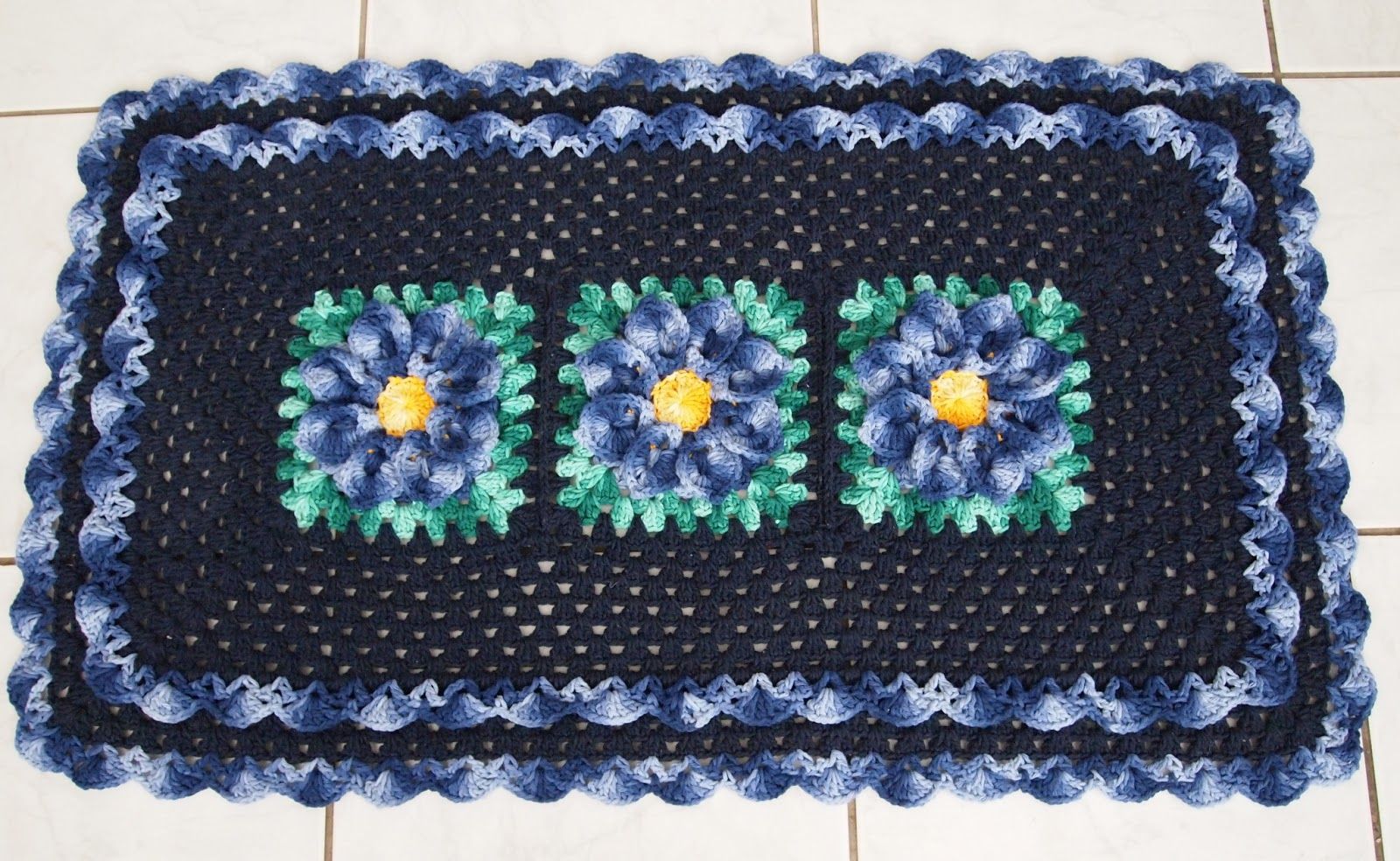 Flor de crochê azul marinho