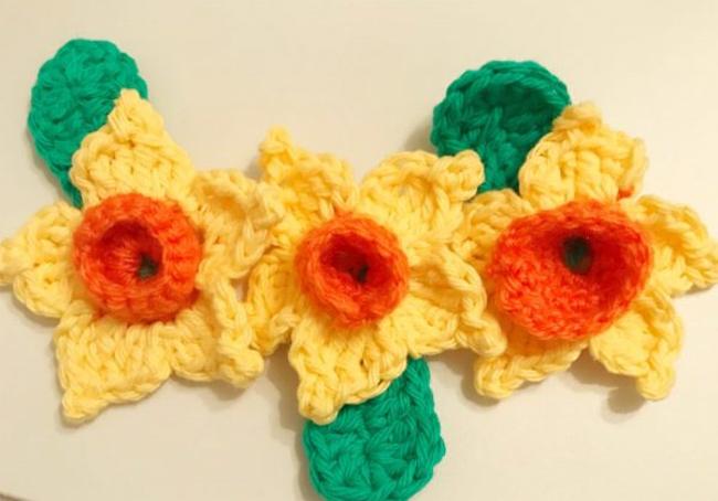 Flore confecionada em croche com laranja no meio