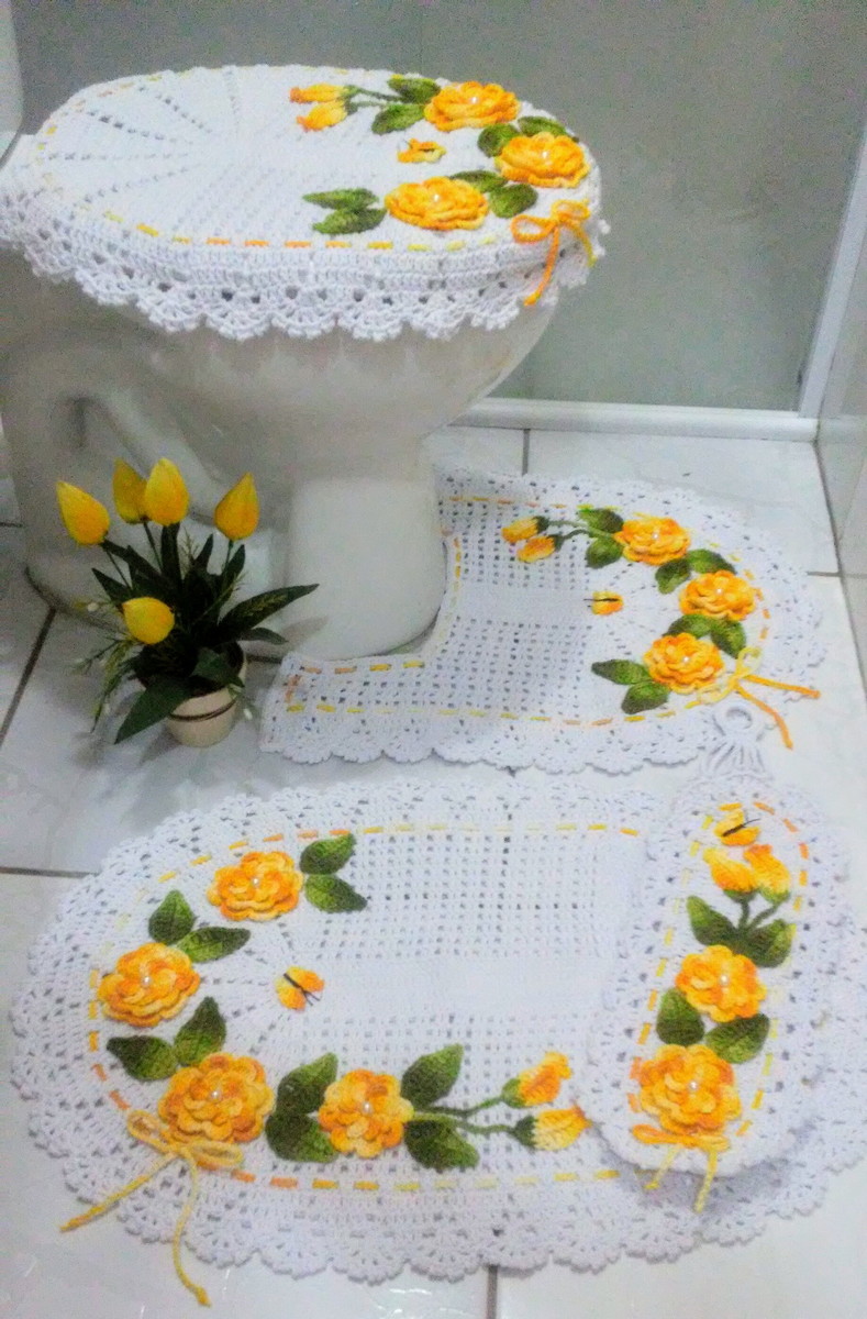 Jogo de banheiro de crochê com flores amarela