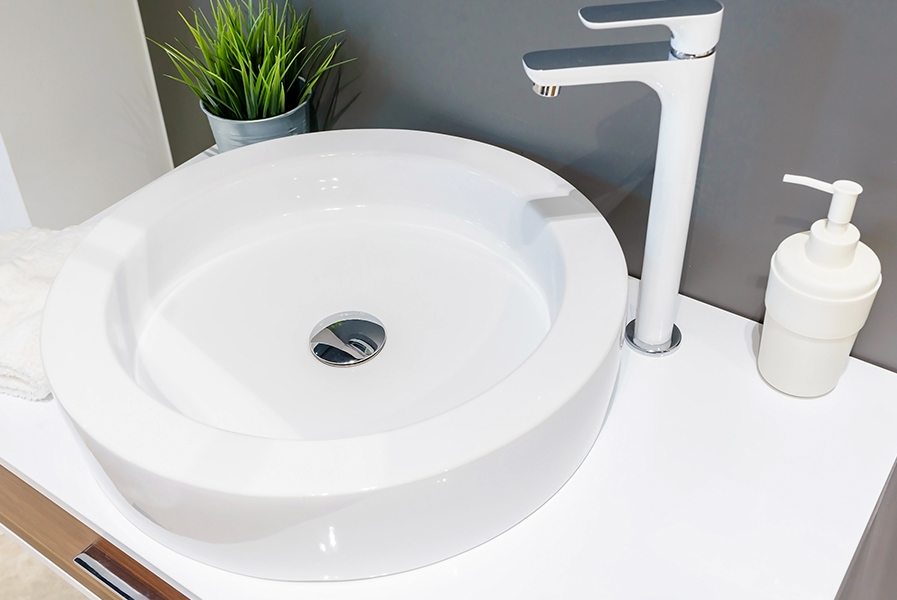 Pia moderna para um banheiro inovador em branco e cinz