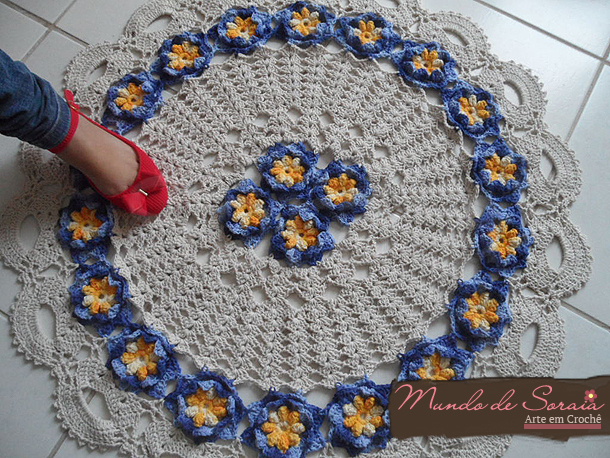 Tapete de crochê com flor azul