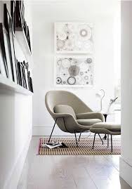 cadeira confortavel com quadros brancos para leitura