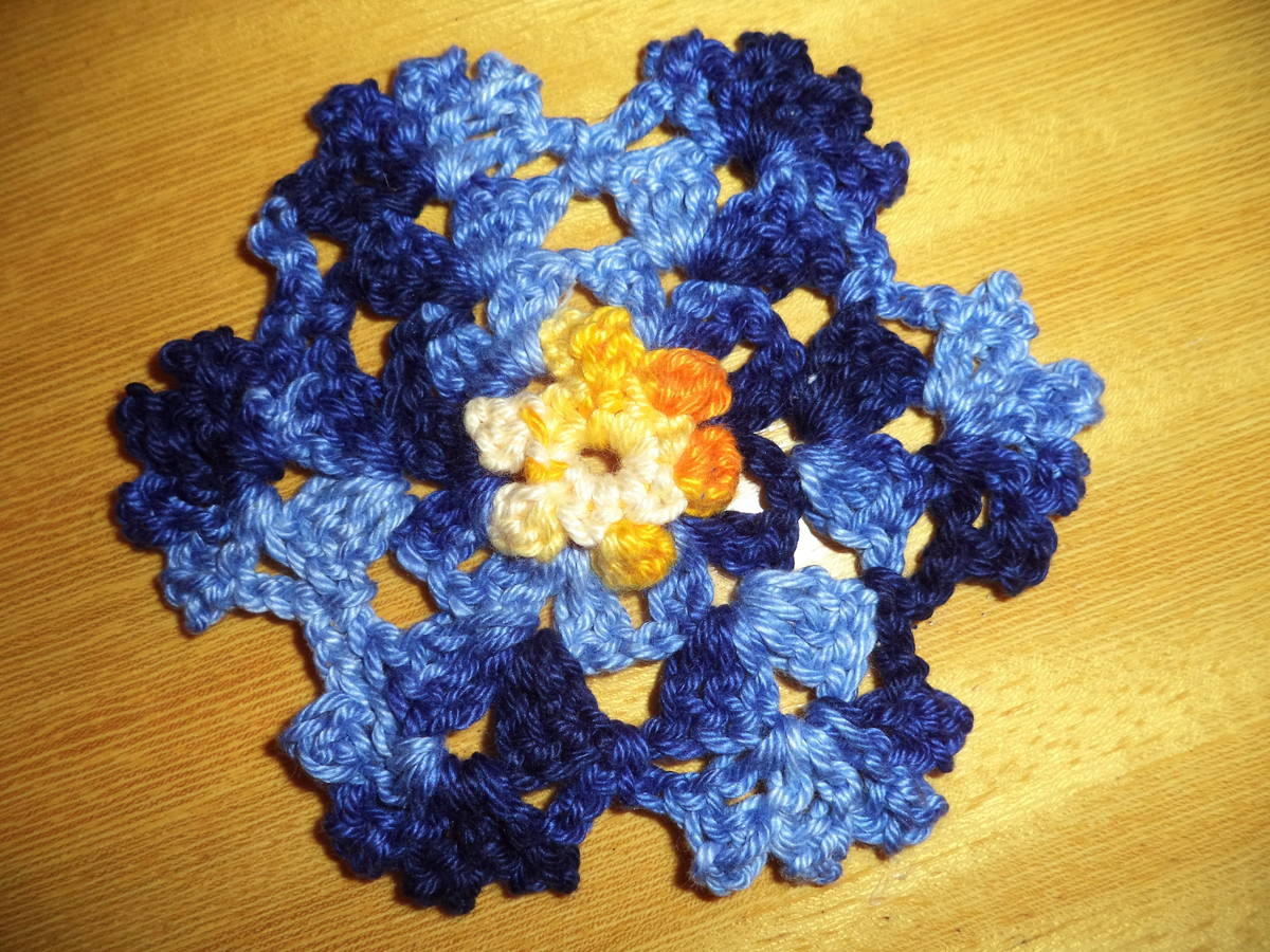 flor de croche azul mesclado