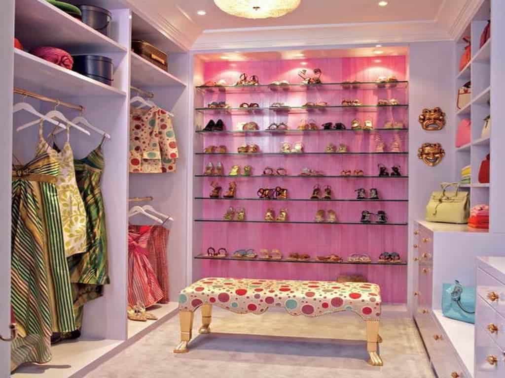 fundo de prateleiras em rosa em um closet sensacional