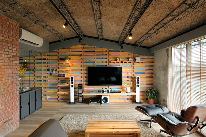 parede detalhada com espaços entre as madeira