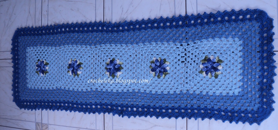passadeira de croche com flor azul