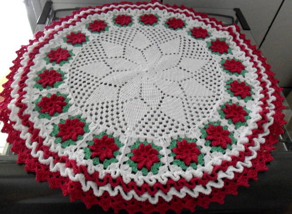 toalha redonda de croche com flores catavento