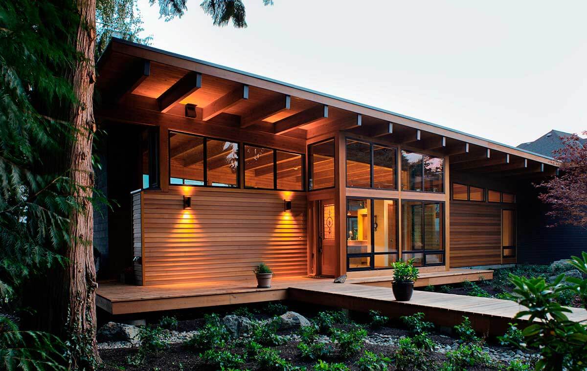 Casa toda feita em madeira com, acabamento em vernizz e telhado escuro