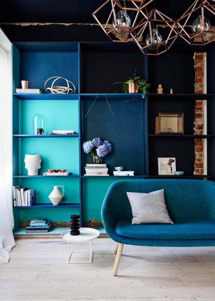 Estante azul para livros de parede com sofa combinando