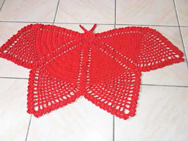 tapete feito em croche em formato de borboleta e vermelho