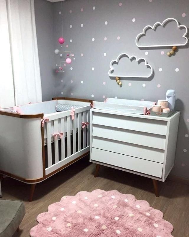 decoração enfeitada na parede quarto de bebe feminino