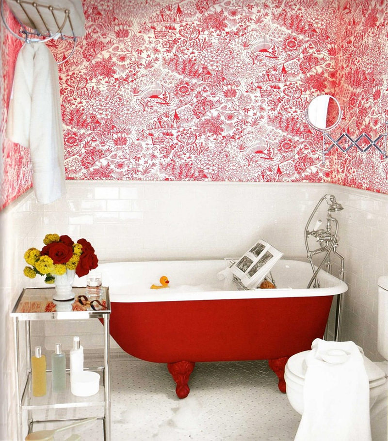 Banheira no banheiro em vermelho