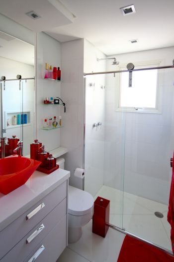 Banheiro com pequenos e discretos tons de vermelho