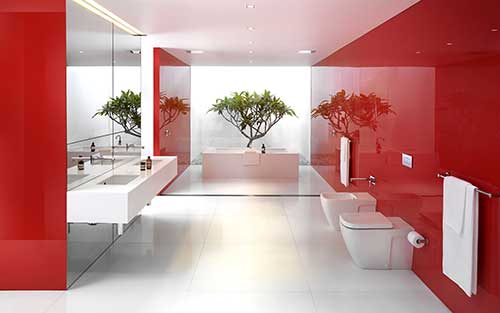 Banheiro grande com tonalidade vermelha reluzente