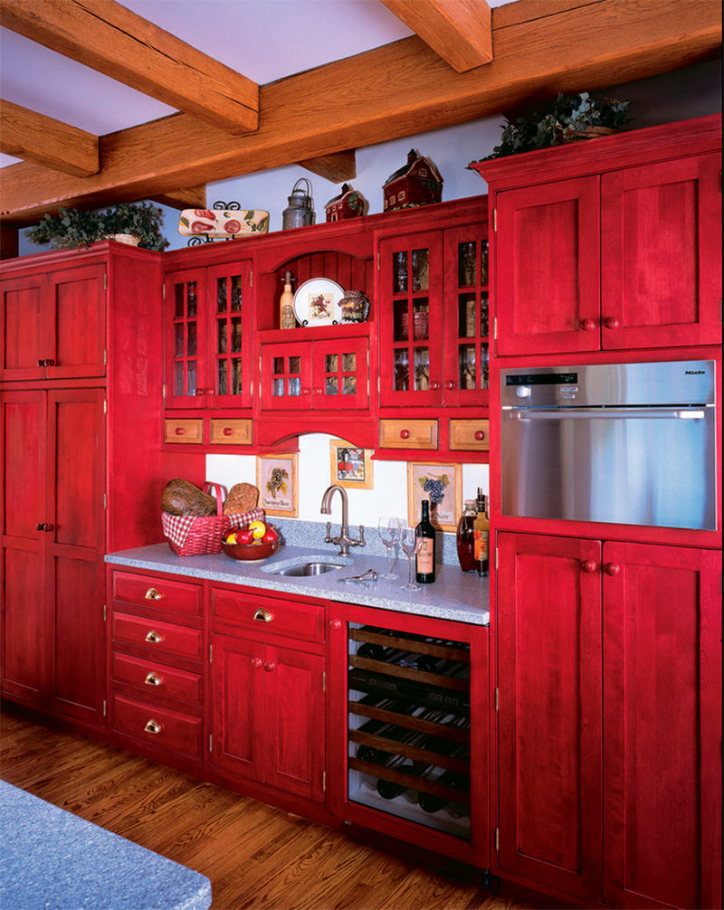 Cozinha com madeira dos móveis pintada em vermelho