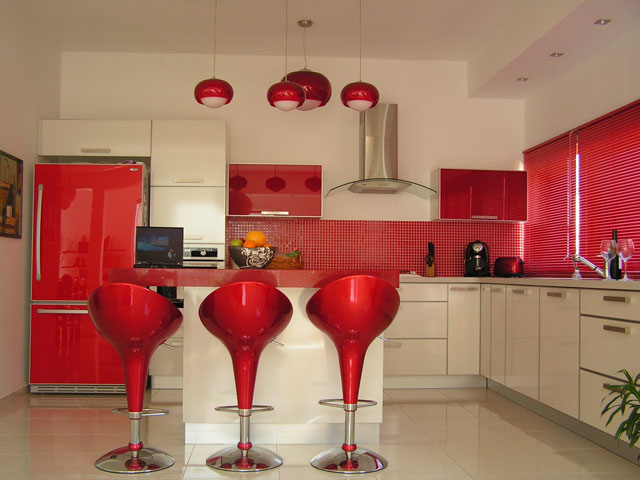 Maior parte da cozinha em vermelho