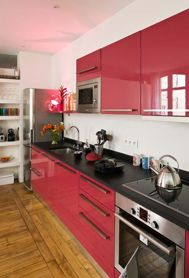 mistura de preto com vermelho nos armários da cozinha