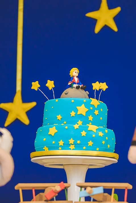bolo azul e dourado para festa do pequeno principe
