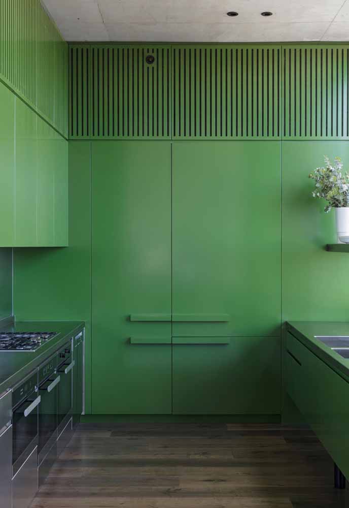 verde mugo forte na sua cozinha em madeira