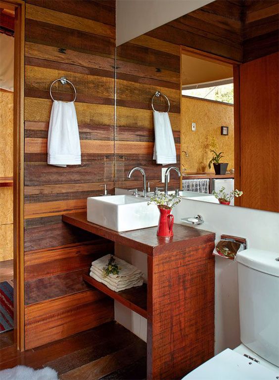 Mistura de madeira em tonalidades diferentes no banheiro