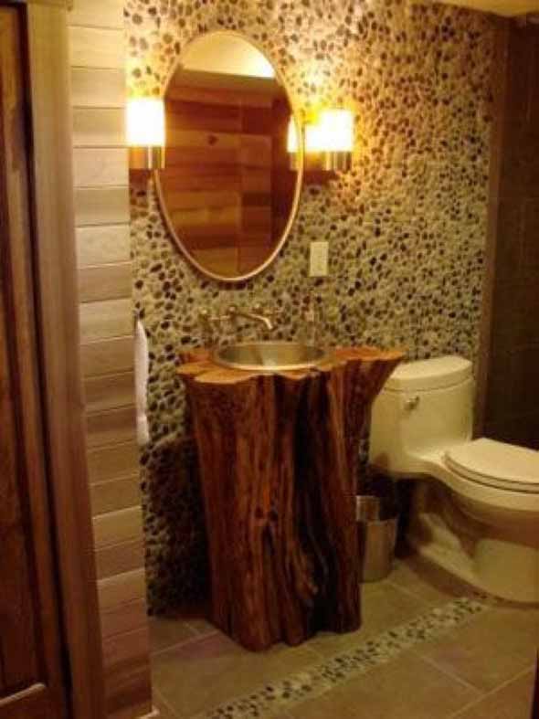 banheiro com pia em madeira escura rustica
