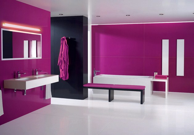 banheiro pintado em cor magenta