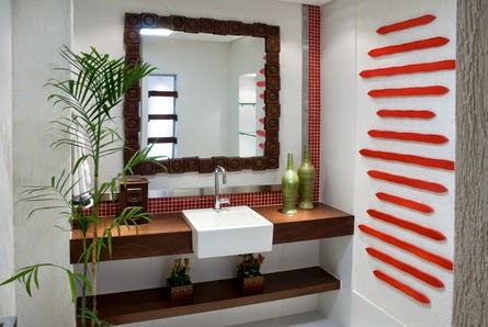 combinação decorativa de plantas e madeira escurecida na pia do banheiro