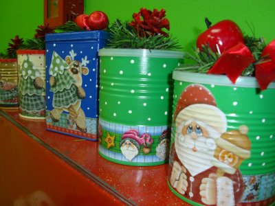 decoração de natal feita em latas de leite recicladas