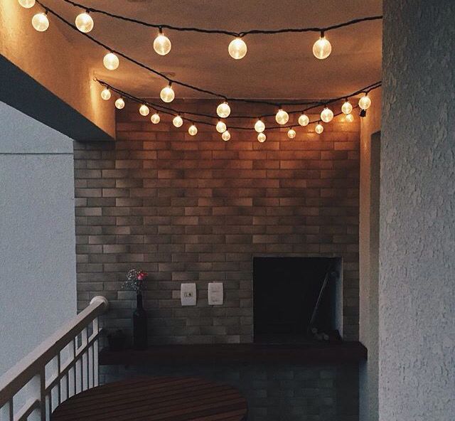 Coloque luzes no teto para decorar a varanda