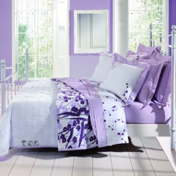 Combinação de lençois e pintura em lilás no quarto