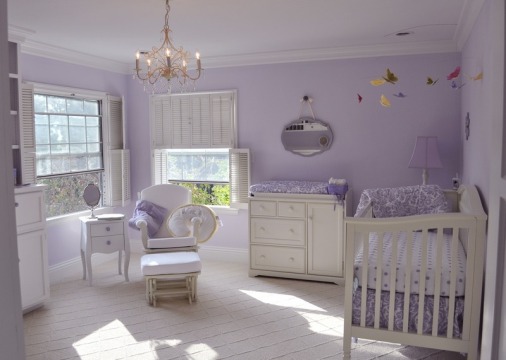 Combinação de lilás com branco no quarto