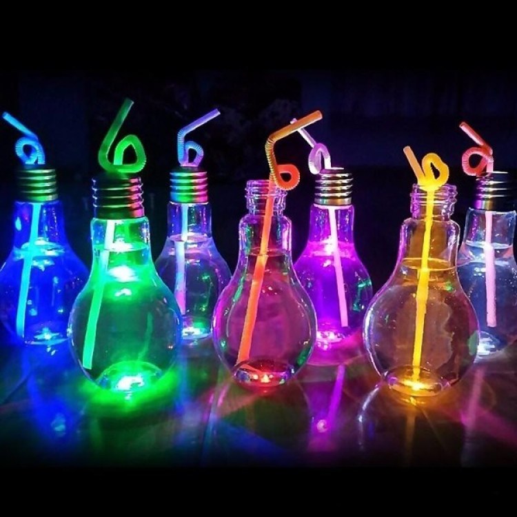 Copos em forma de lampadas iluminados com neon