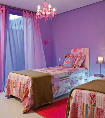 Cortina azul e pintura em lilás no quarto